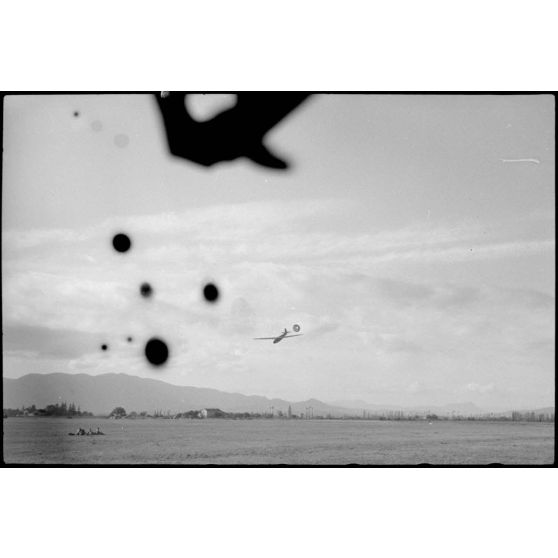 Sur le terrain d'aviation de Valence, un vol d'entraînement pour des jeunes pilotes aux commandes de planeurs DFS-230 du IIIe groupe du Luftlandegeschwader 1.