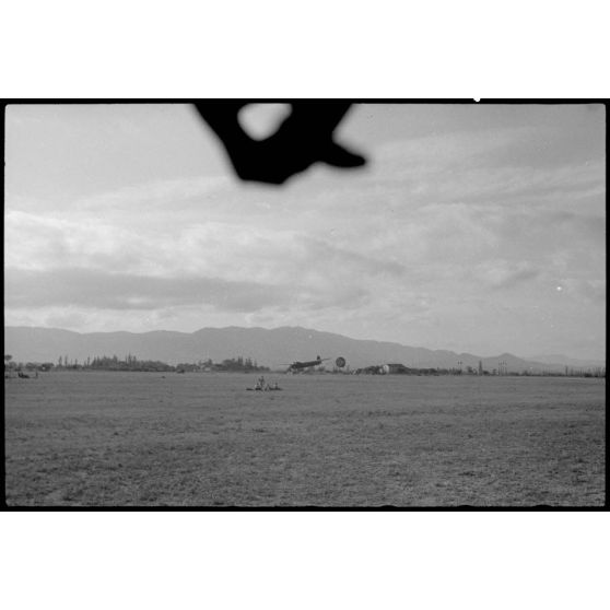 Sur le terrain d'aviation de Valence, un vol d'entraînement pour des jeunes pilotes aux commandes de planeurs DFS-230 du IIIe groupe du Luftlandegeschwader 1.
