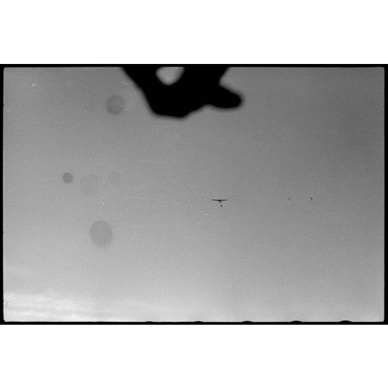 Sur le terrain d'aviation de Valence, un vol d'entraînement pour des jeunes pilotes aux commandes de planeurs DFS-230 du IIIe groupe du Luftlandegeschwader 1.