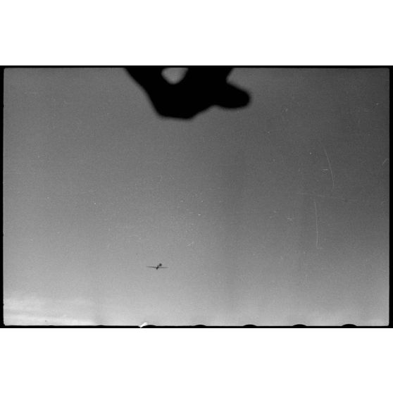 Sur le terrain d'aviation de Valence, un vol d'entraînement pour des jeunes pilotes aux commandes de planeurs DFS-230 du IIIe groupe du Luftlandegeschwader 1.