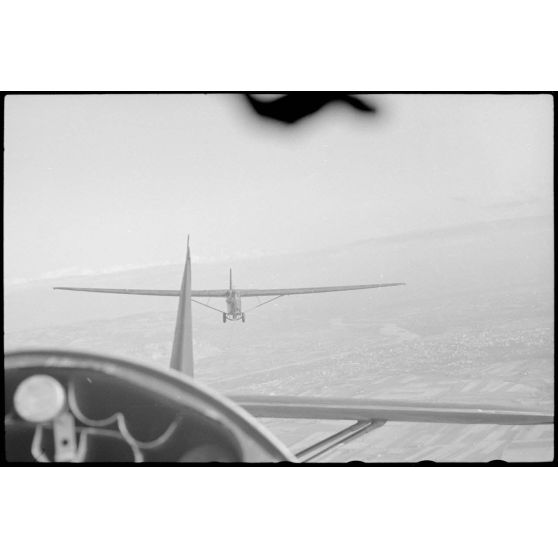 Un vol d'entraînement pour des jeunes pilotes aux commandes de planeurs DFS-230 du IIIe groupe du Luftlandegeschwader 1.