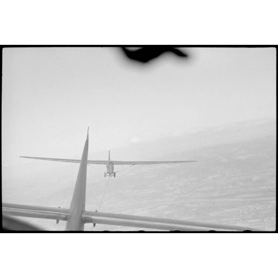 Un vol d'entraînement pour des jeunes pilotes aux commandes de planeurs DFS-230 du IIIe groupe du Luftlandegeschwader 1.