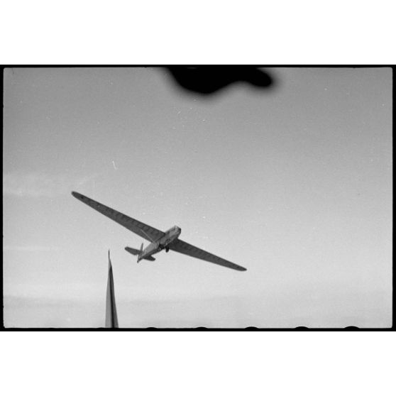 Un vol d'entraînement pour des jeunes pilotes aux commandes de planeurs DFS-230 du IIIe groupe du Luftlandegeschwader 1.