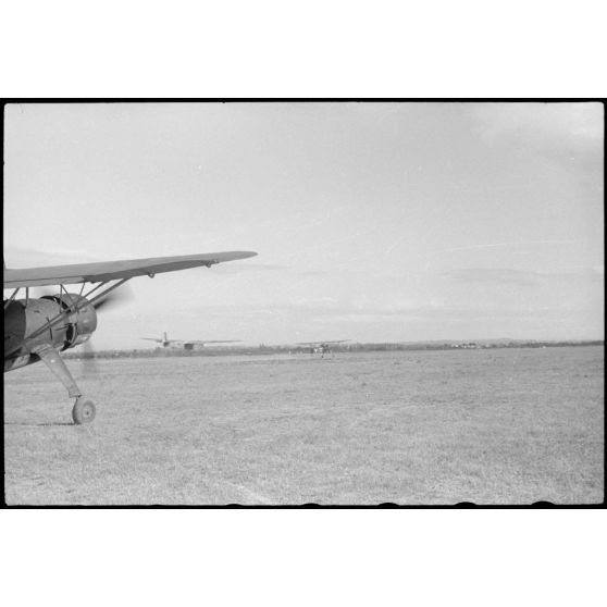 Un vol d'entraînement pour des jeunes pilotes aux commandes de planeurs DFS-230 du IIIe groupe du Luftlandegeschwader 1.