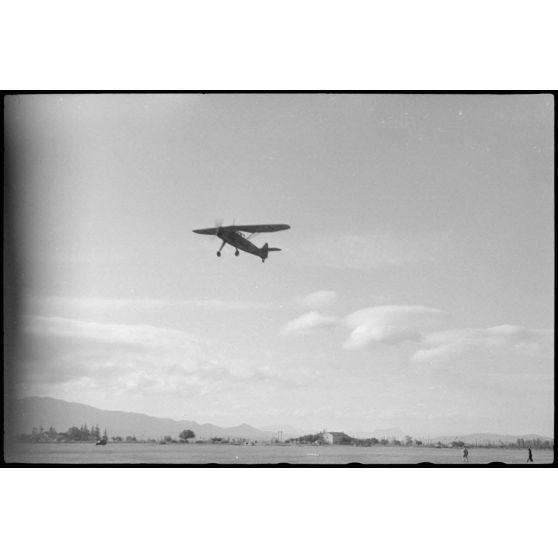 Sur le terrain de Valence, le décollage d'un Henschel Hs-126 utilisé comme remorqueur au sein du IIIe groupe du Luftlandegeschwade 1 (III./LLG 1).
