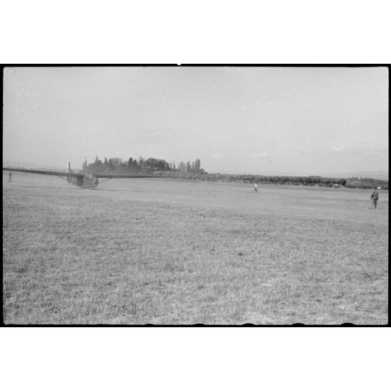 Sur le terrain d'aviation de Valence, le décollage d'un planeur DFS-230 codé Lc+1-41 évoluant au sein du IIIe groupe du Luftlandegeschwader 1.