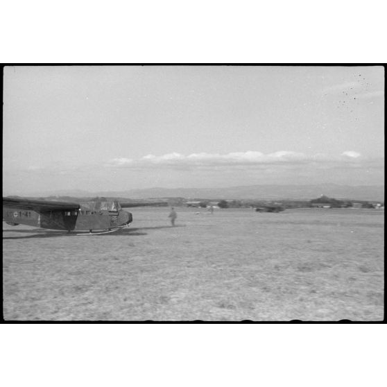 Sur le terrain d'aviation de Valence, le décollage d'un planeur DFS-230 codé Lc+1-41 évoluant au sein du IIIe groupe du Luftlandegeschwader 1.