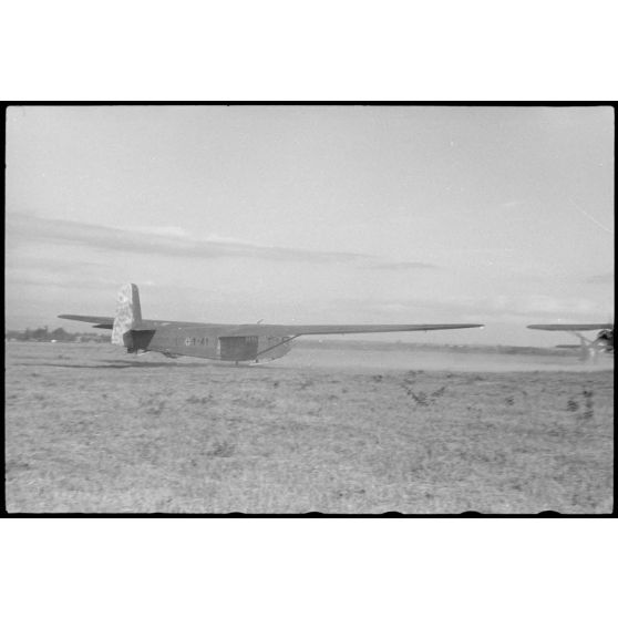 Sur le terrain d'aviation de Valence, le décollage d'un planeur DFS-230 codé Lc+1-41 évoluant au sein du IIIe groupe du Luftlandegeschwader 1.
