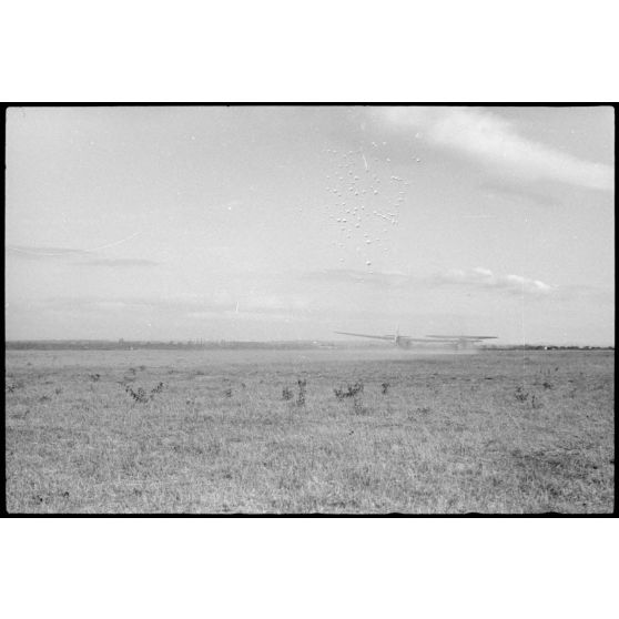 Sur le terrain d'aviation de Valence, le décollage d'un planeur DFS-230 codé Lc+1-41 évoluant au sein du IIIe groupe du Luftlandegeschwader 1.