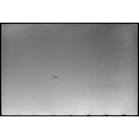 Sur le terrain d'aviation de Valence, un vol d'entraînement pour des jeunes pilotes aux commandes de planeurs DFS-230 du IIIe groupe du Luftlandegeschwader 1.