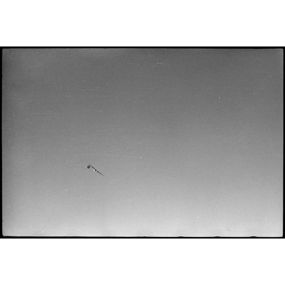 Sur le terrain d'aviation de Valence, un vol d'entraînement pour des jeunes pilotes aux commandes de planeurs DFS-230 du IIIe groupe du Luftlandegeschwader 1.