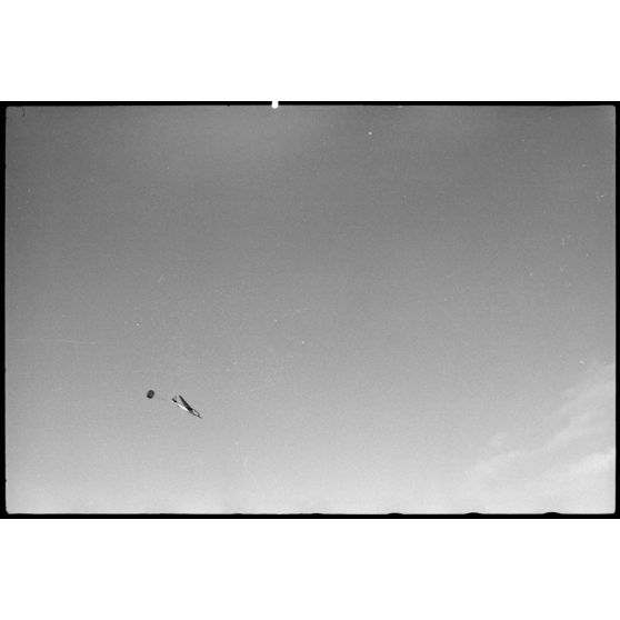 Sur le terrain d'aviation de Valence, un vol d'entraînement pour des jeunes pilotes aux commandes de planeurs DFS-230 du IIIe groupe du Luftlandegeschwader 1.