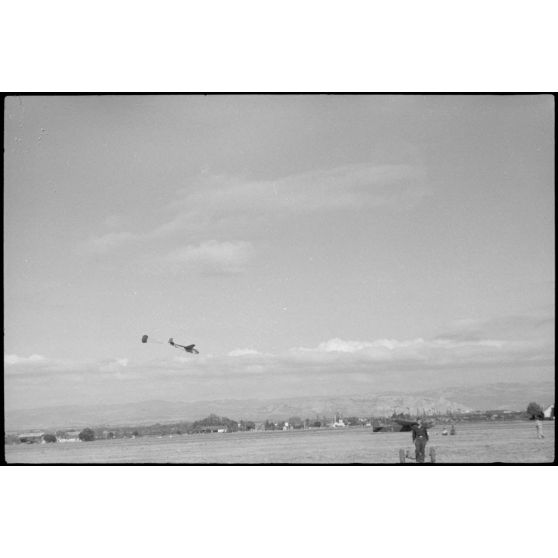 Sur le terrain d'aviation de Valence, un vol d'entraînement pour des jeunes pilotes aux commandes de planeurs DFS-230 du IIIe groupe du Luftlandegeschwader 1.