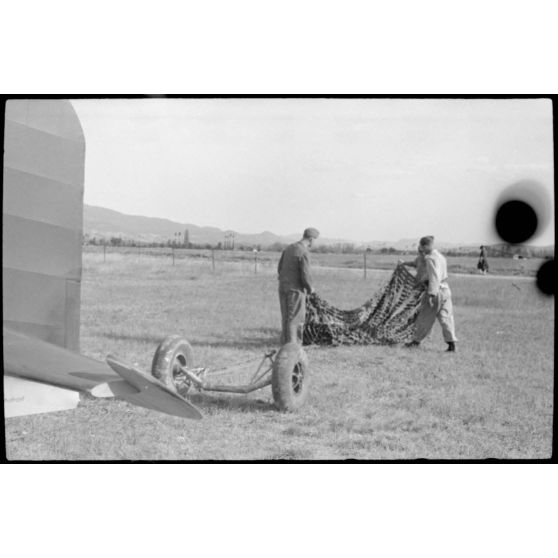 Sur le terrain d'aviation de Valence occupé par le Luftlandegeschwader 1, à l'issue d'un vol d'entraînement, pliage du parachute qui a freiné la descente du planeur DFS-230.