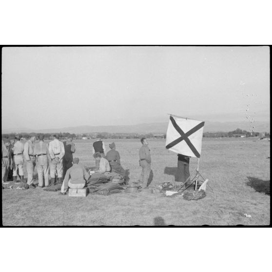 Sur le terrain d'aviation de Valence, le personnel au sol du Luftlandegeschwader 1 patiente avant le retour des avions.