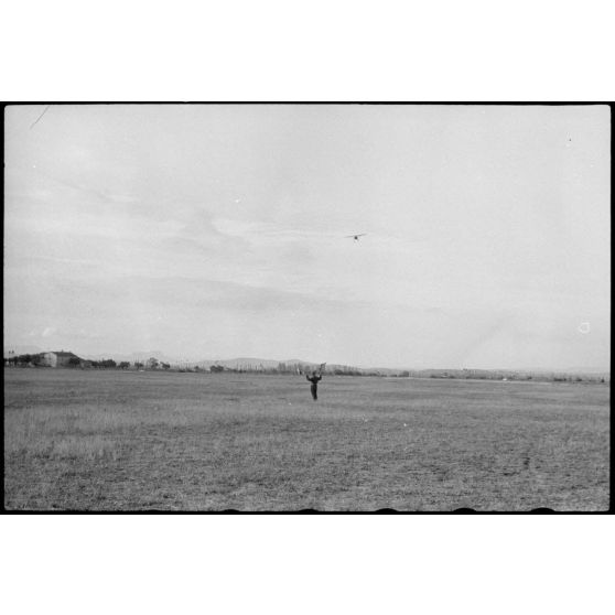 Au-dessus du terrain d'aviation de Valence, un Henschel Hs-126 débute sa descente grâce aux indications faites depuis le sol.