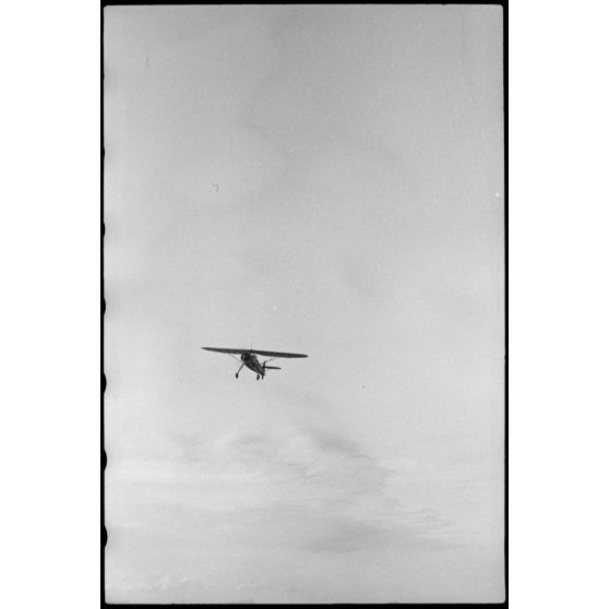 Au-dessus du terrain d'aviation de Valence, un Henschel Hs-126 débute sa descente grâce aux indications faites depuis le sol.