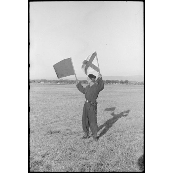 Sur le terrain d'aviation de Valence, un Henschel Hs-126 débute sa descente grâce aux indications faites depuis le sol.