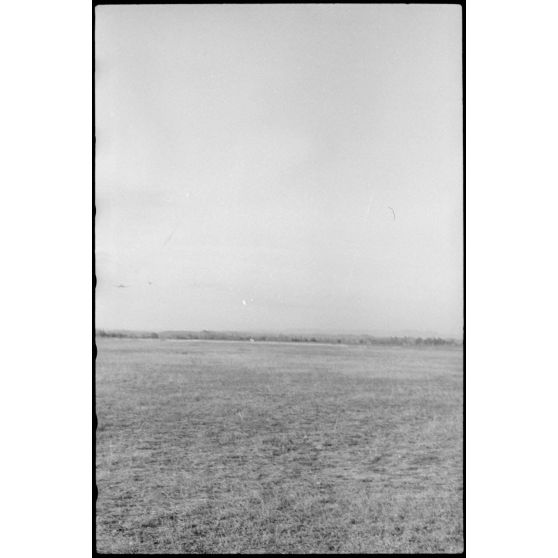 Sur terrain de Valence occupé par le Luftlandegeschwader 1, un décollage au loin d'un planeur tracté par un Henschel Hs-126.
