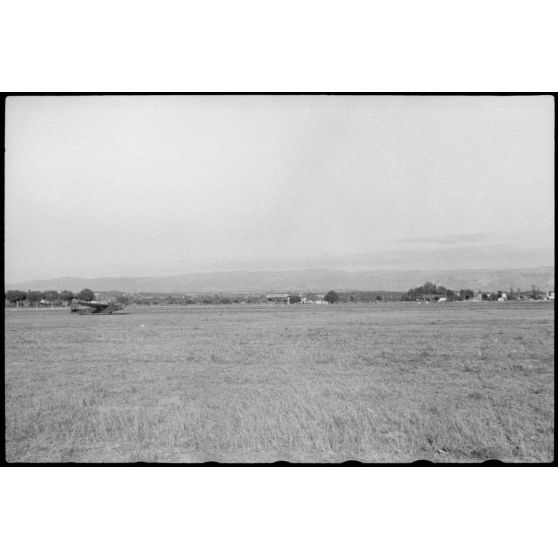 Sur terrain d'aviation de Valence occupé par le Luftlandegeschwader 1, l'atterrissage d'un planeur DFS-230.