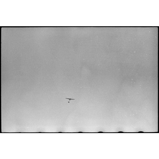 Sur terrain de Valence occupé par le Luftlandegeschwader 1, l'atterrissage d'un planeur DFS-230.