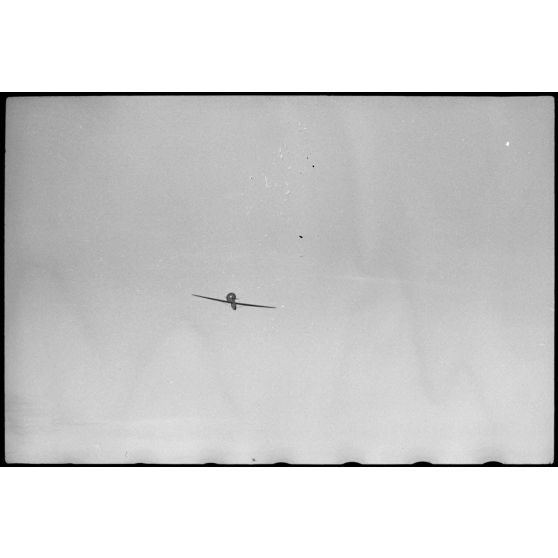 Sur terrain de Valence occupé par le Luftlandegeschwader 1, l'atterrissage d'un planeur DFS-230.