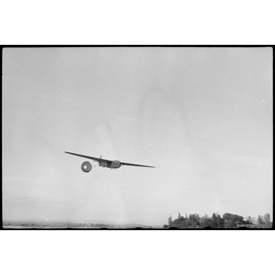 Sur terrain de Valence occupé par le Luftlandegeschwader 1, l'atterrissage d'un planeur DFS-230.
