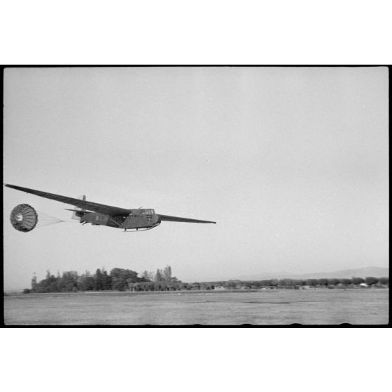 Sur terrain de Valence occupé par le Luftlandegeschwader 1, l'atterrissage d'un planeur DFS-230.