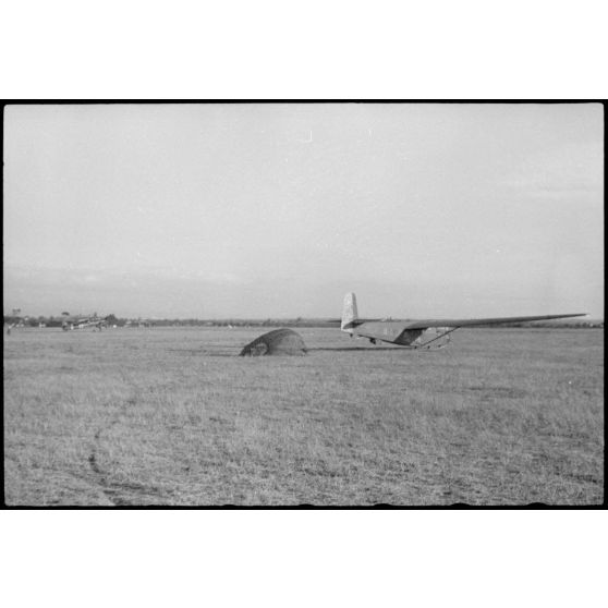 Sur terrain de Valence occupé par le Luftlandegeschwader 1, l'atterrissage d'un planeur DFS-230.