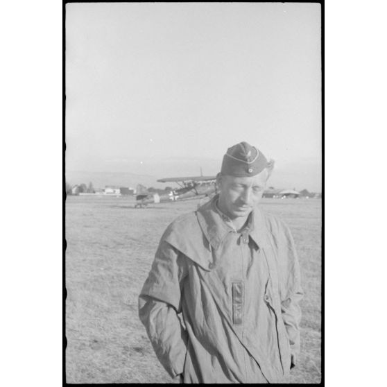 Sur terrain de Valence occupé par le Luftlandegeschwader 1, un officier de l'unité aéroportée observe le retour des avions après un exercice.