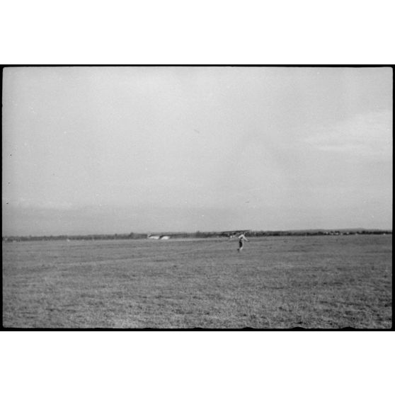 Sur terrain d'aviation de Valence occupé par le Luftlandegeschwader 1, un câble est tendu entre un planeur DFS-230 et son remorqueur Henschel Hs-126.