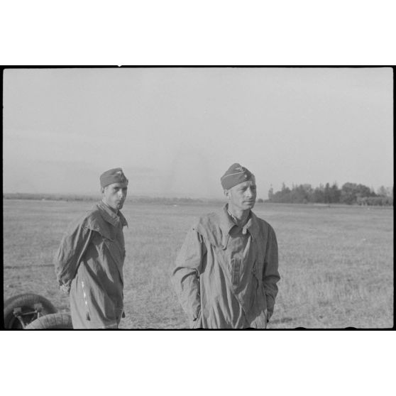 Sur un terrain d'aviation de Valence, deux officiers du Luftlandegeschwader 1 observent le retour des avions après un exercice.