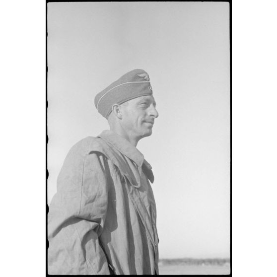 Sur un terrain d'aviation de Valence, un officier du Luftlandegeschwader 1 observe le retour des avions après un exercice.