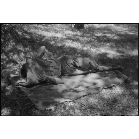 Repos d'officiers dans les locaux réquisitionnés par l'état-major du Luftlandegeschwader 1 à proximité du terrain d'aviation de Valence.