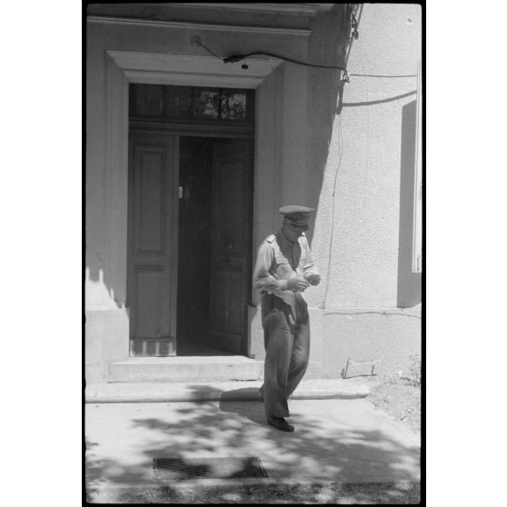 Repos d'officiers dans les locaux réquisitionnés par l'état-major du Luftlandegeschwader 1 à proximité du terrain d'aviation de Valence.