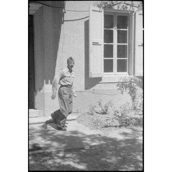 Repos d'officiers dans les locaux réquisitionnés par l'état-major du Luftlandegeschwader 1 à proximité du terrain d'aviation de Valence.