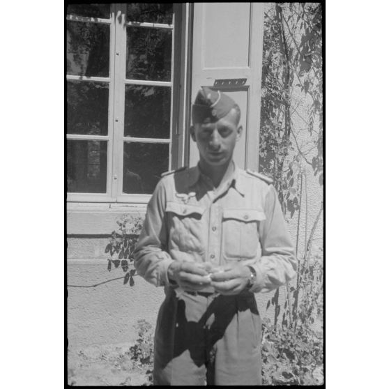 Repos d'officiers dans les locaux réquisitionnés par l'état-major du Luftlandegeschwader 1 à proximité du terrain d'aviation de Valence.