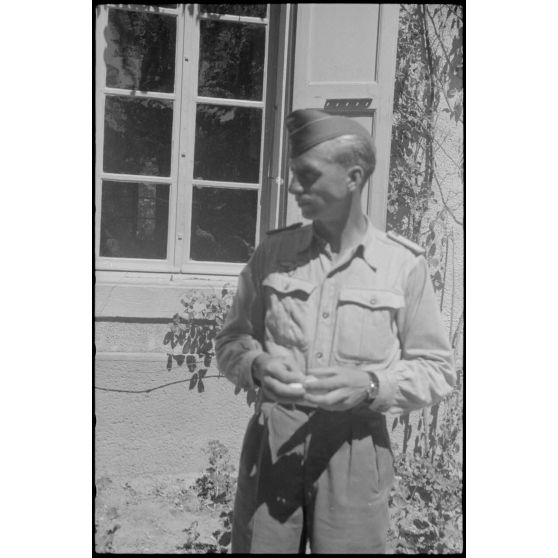 Repos d'officiers dans les locaux réquisitionnés par l'état-major du Luftlandegeschwader 1 à proximité du terrain d'aviation de Valence.