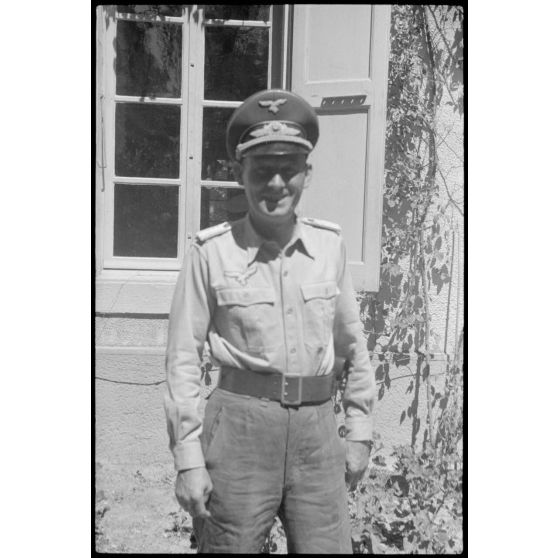 Repos d'officiers dans les locaux réquisitionnés par l'état-major du Luftlandegeschwader 1 à proximité du terrain d'aviation de Valence.