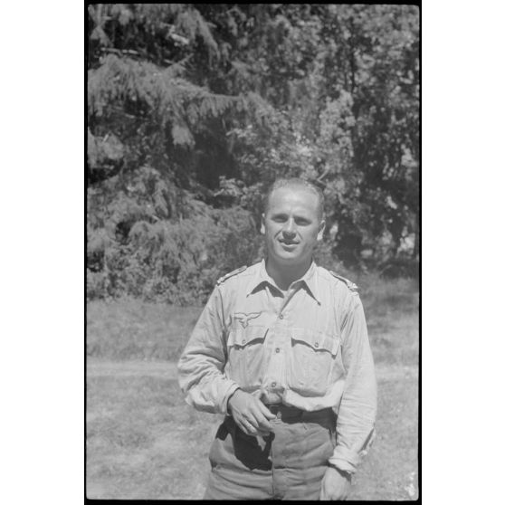 Repos d'officiers dans les locaux réquisitionnés par l'état-major du Luftlandegeschwader 1 à proximité du terrain d'aviation de Valence.