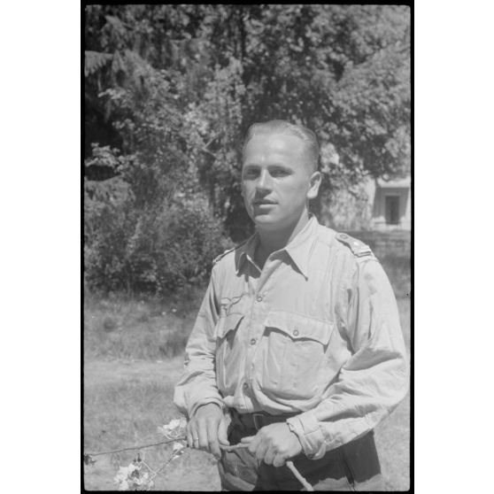 Repos d'officiers dans les locaux réquisitionnés par l'état-major du Luftlandegeschwader 1 à proximité du terrain d'aviation de Valence.