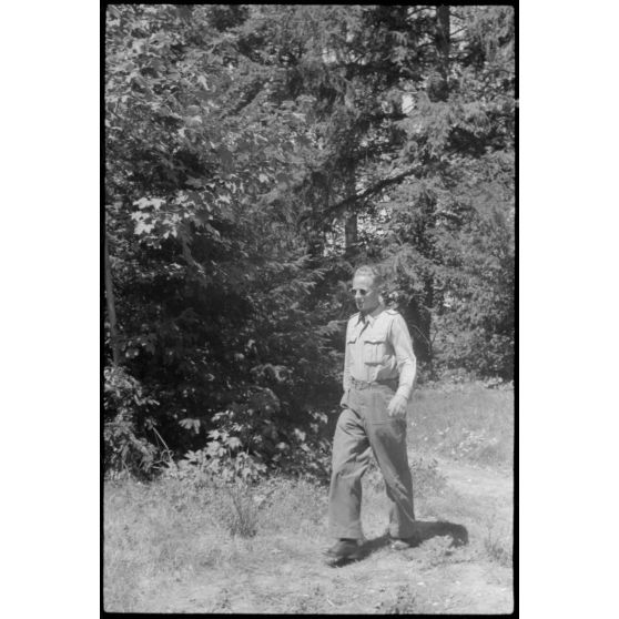 Repos d'officiers dans les locaux réquisitionnés par l'état-major du Luftlandegeschwader 1 à proximité du terrain d'aviation de Valence.