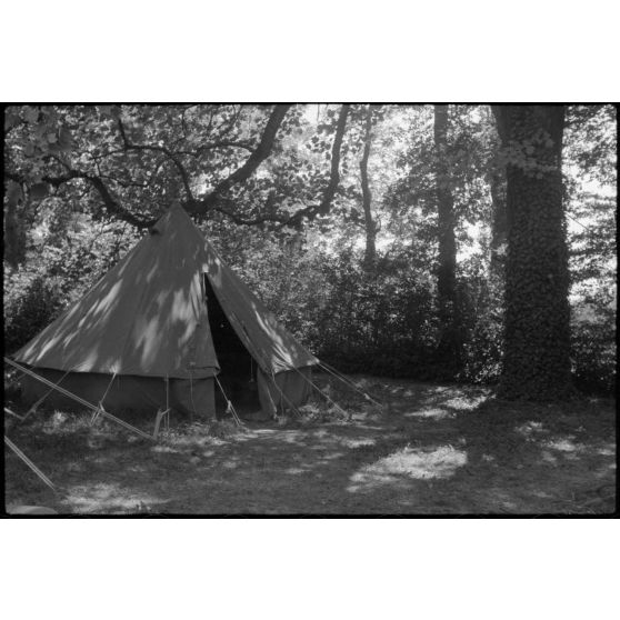 Repos d'officiers dans les locaux réquisitionnés par l'état-major du Luftlandegeschwader 1 à proximité du terrain d'aviation de Valence.