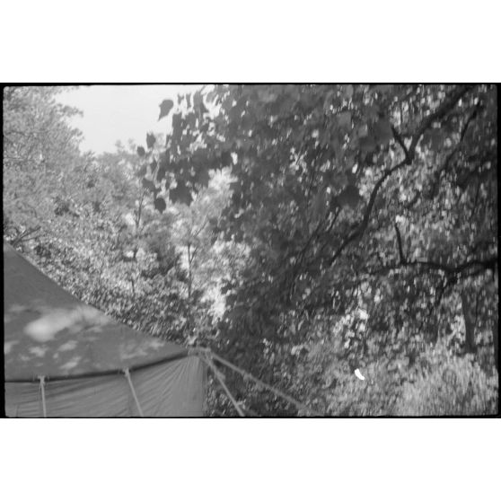 Repos d'officiers dans les locaux réquisitionnés par l'état-major du Luftlandegeschwader 1 à proximité du terrain d'aviation de Valence.