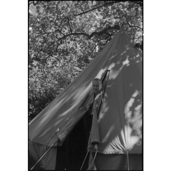 Repos d'officiers dans les locaux réquisitionnés par l'état-major du Luftlandegeschwader 1 à proximité du terrain d'aviation de Valence.