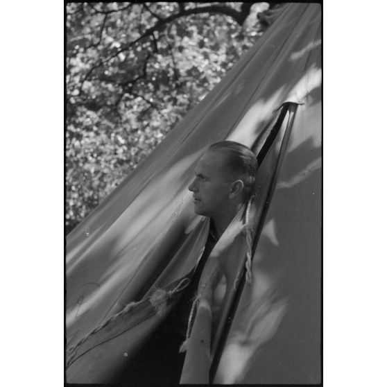 Repos d'officiers dans les locaux réquisitionnés par l'état-major du Luftlandegeschwader 1 à proximité du terrain d'aviation de Valence.