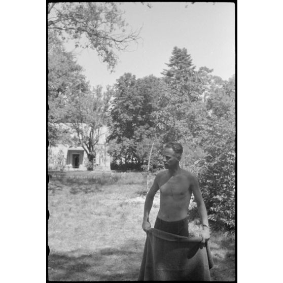 Repos d'officiers dans les locaux réquisitionnés par l'état-major du Luftlandegeschwader 1 à proximité du terrain d'aviation de Valence.