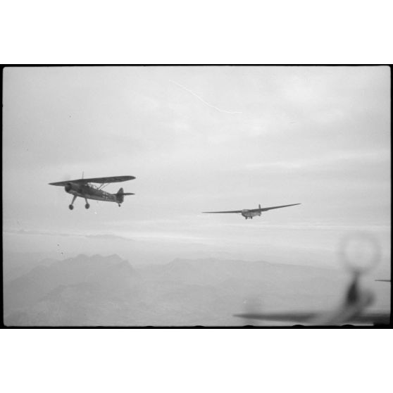 Lors d'un exercice de remorquage de planeurs du Luftlandegeschwader 1, un Henschel Hs-126 tracte un planeur DFS-230.