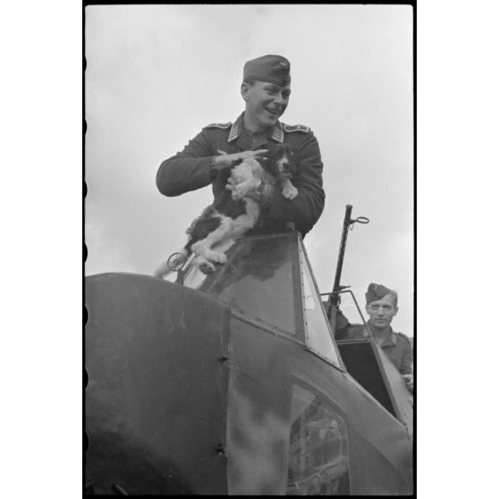 Sur le terrain d'aviation de Banak en Norvège, la mascotte et des pilotes de planeur DFS-230 du Luftlandegeschwader 1 (8./LLG 1).