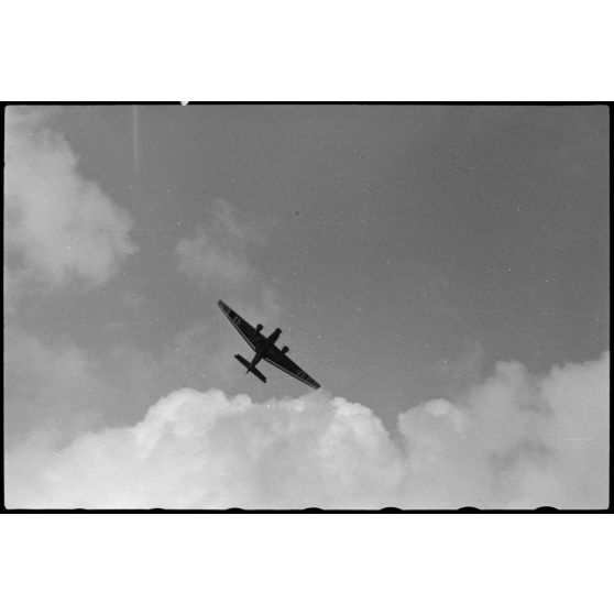 En Norvège, un avion de transport Junkers Ju-52 survole l'aérodrome de Stavanger-Sola lors d'une démonstration du 8./LLG 1 (Lulftlandegeschwader 1).